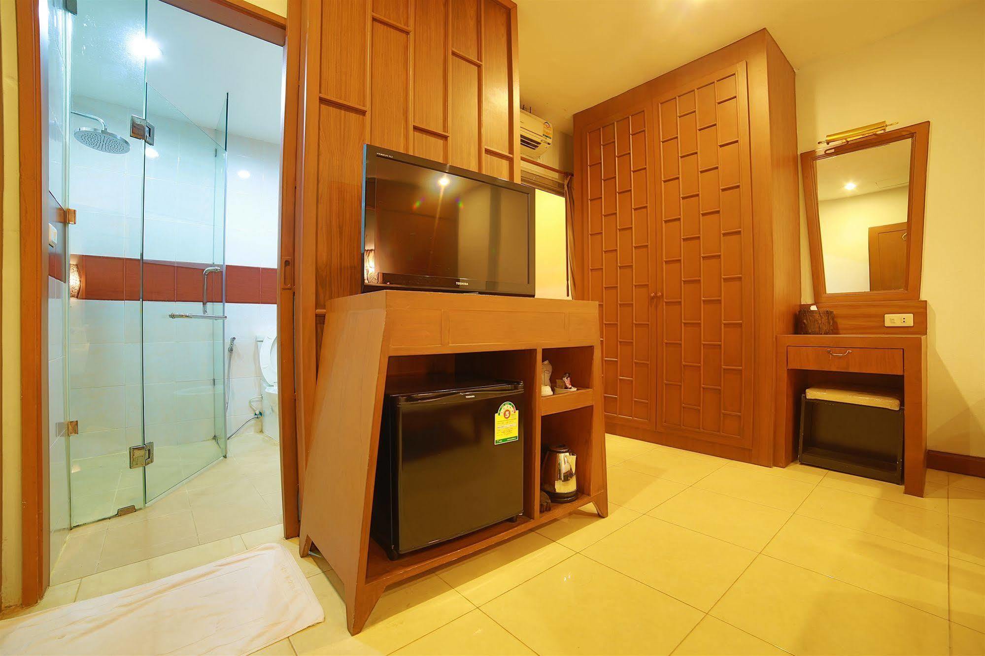 Lotus Hotel Patong Exterior foto